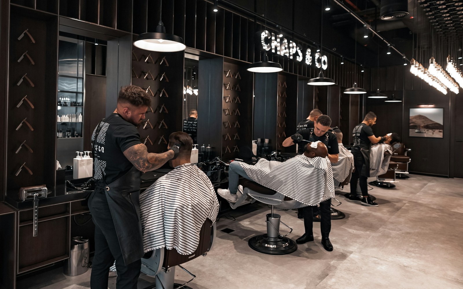 Professionnels au travail dans un salon de coiffure moderne