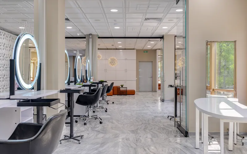 Intérieur aménagé d’un salon de beauté prêt à accueillir ses clientes