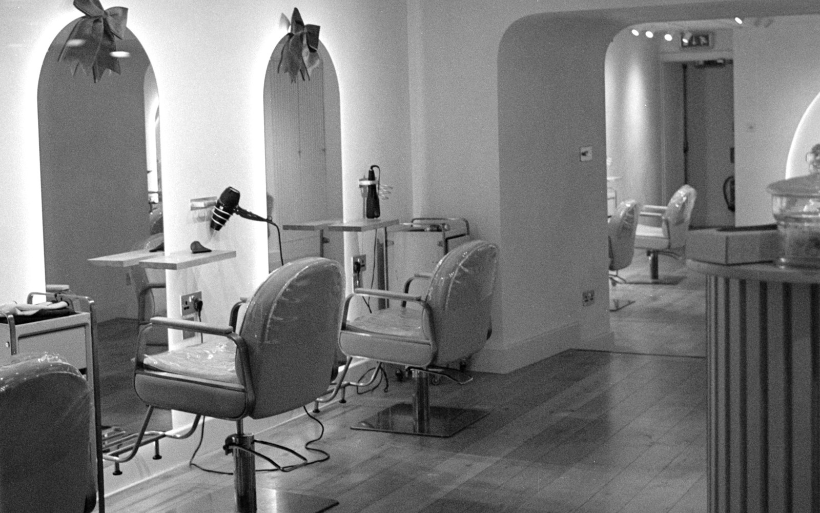 Intérieur lumineux d’un salon de coiffure moderne